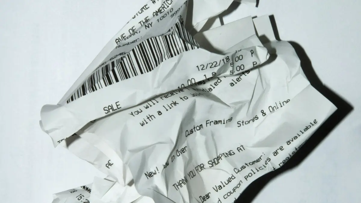 Ticket de caisse thermique froissé dont l'encre commence à pâlir