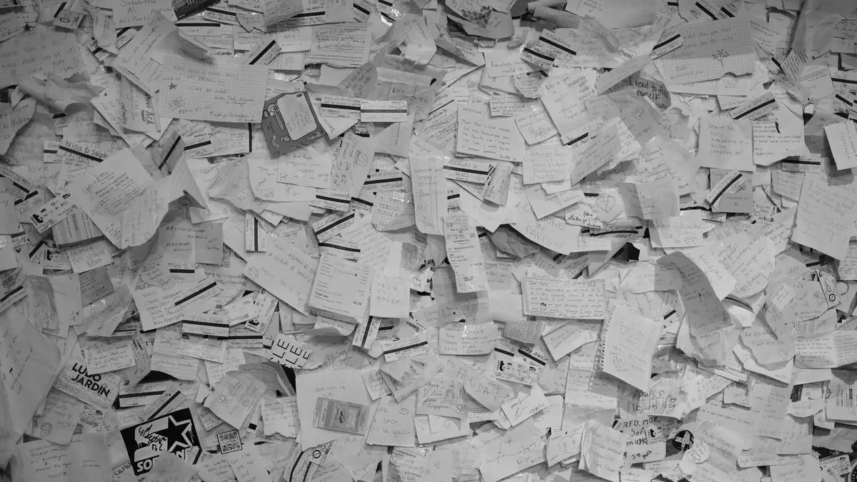 Amas de tickets de caisse papier accumulés